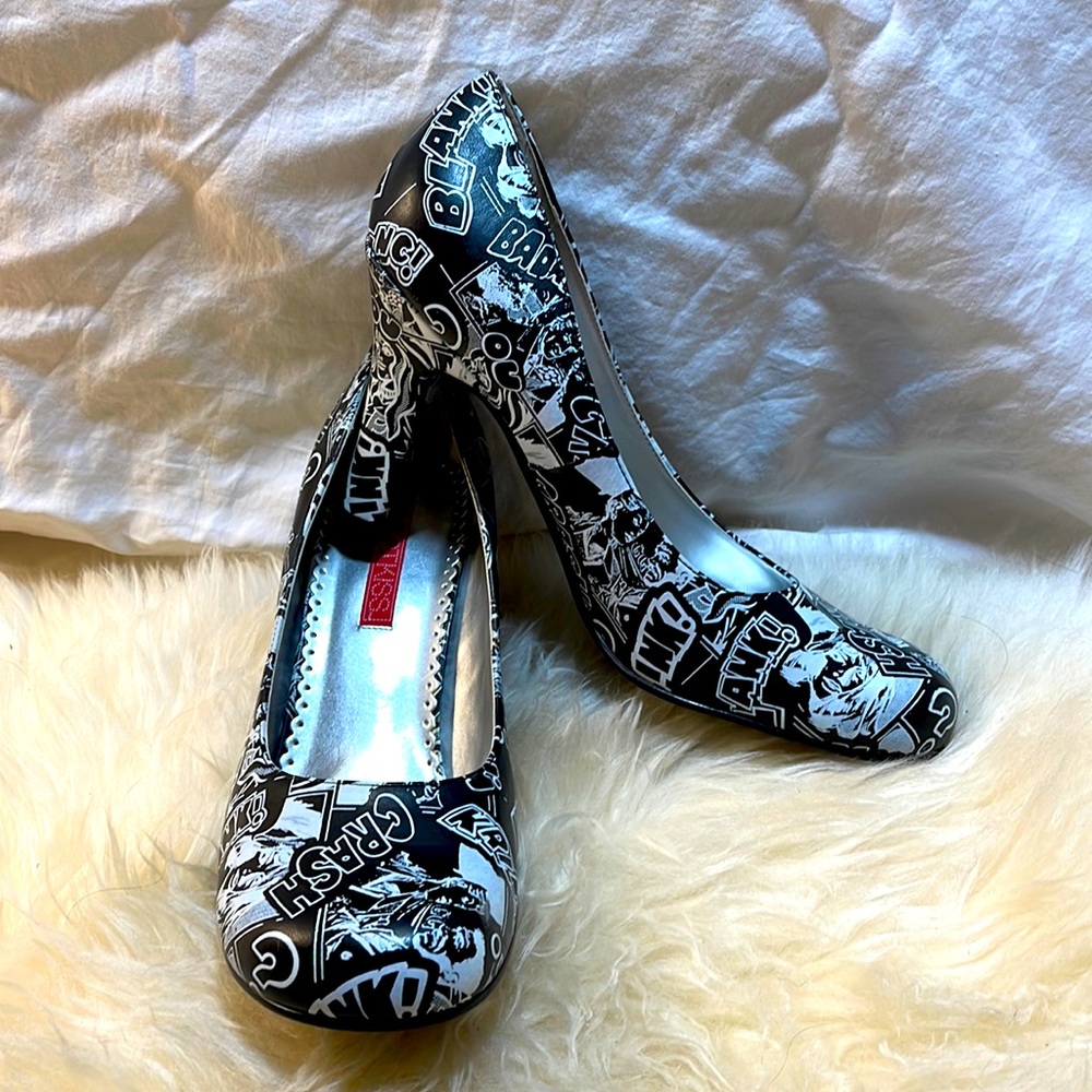 Hot Kiss Allyssa black and white pop art pumps size 10 M